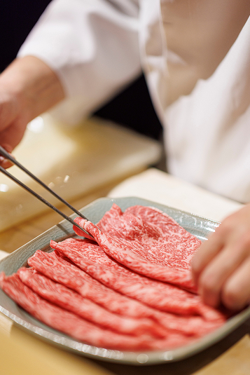 肉を取るシェフ